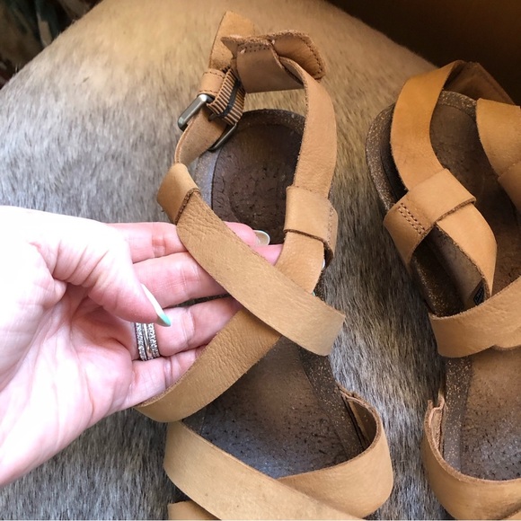 TEVA Mahonia strappy wedge cross strap sandal nubuck leather in camel color 8 - Picture 3 of 8